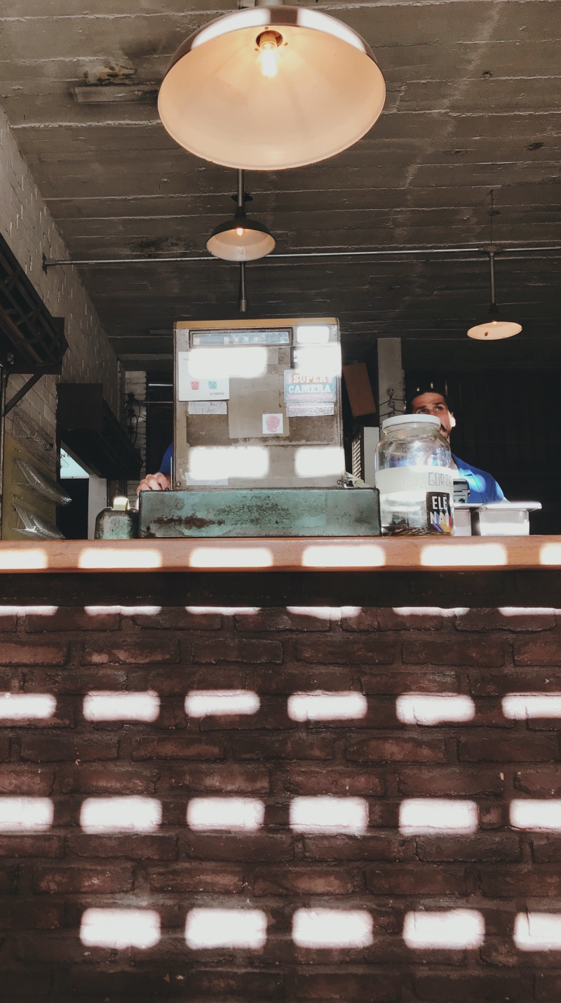 light, vintage, centro, wood, clothing, restaurant, indoors, built structure, human, r. rio grande do sul, machine, education, illuminated, cash, pendant light
