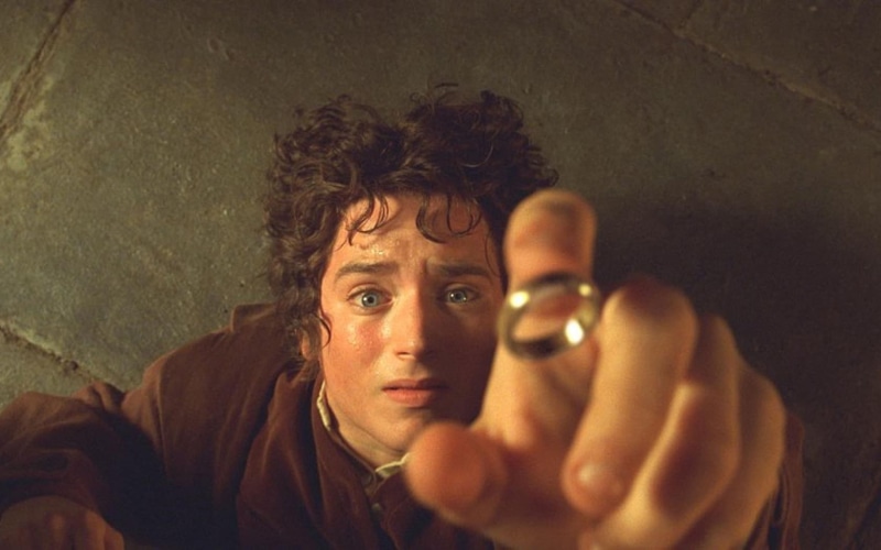 Frodo Baggins, 720P, young men, men, The One Ring, The Lord Of The Rings, indoors, holding, communication, front view, technology, males, Elijah Wood
