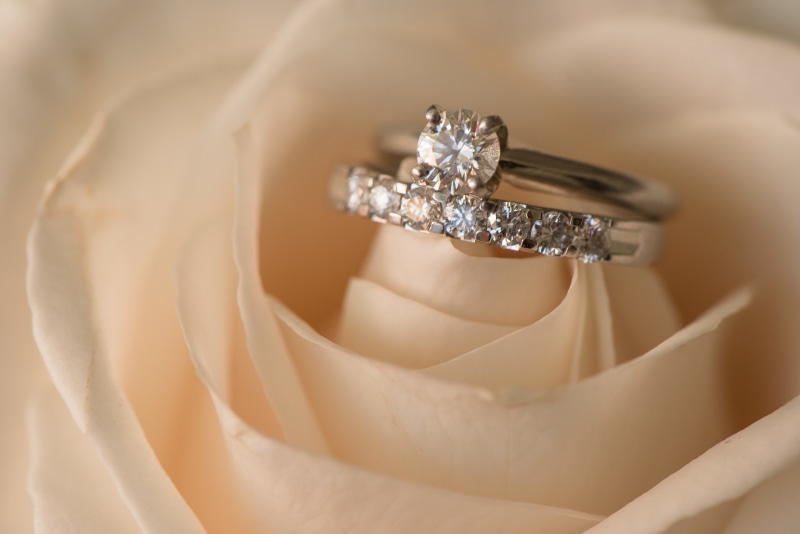 engagement Ring, decoration, backgrounds, pearl Jewelry, personal Accessory, close-up, beautiful, extreme close-up, shiny, no people, event, romance, wealth