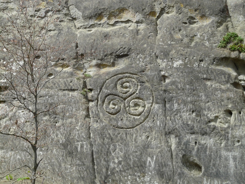 petroglyph, no people, representation, open spiral, backgrounds, architecture, day, triskel, ancient civilization, wall - building feature, celtic mythology