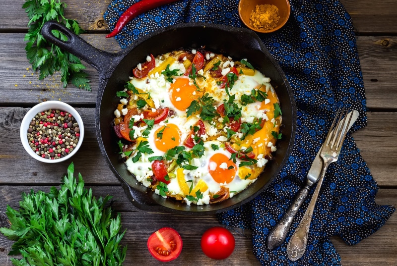 wood - Material, gourmet, high angle view, green Color, ready-to-eat, breakfast, wellbeing, scrambled eggs, refreshment, cooking, eggs, bread, dieting