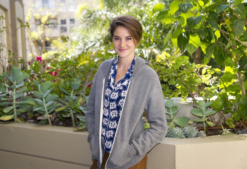 looking at camera, one person, hairstyle, women, adult, The Fault in Our Stars, plant, beautiful woman, casual clothing, lifestyles, s, 1080P, three quarter length