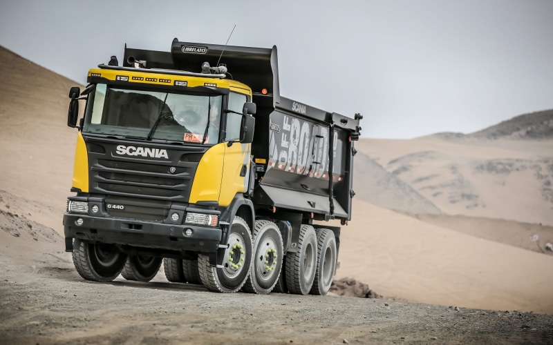 parking, outdoors, 4K, desert, obras, mode of transportation, sky, no people, emergency services occupation, day, land vehicle, camion, nature, carga