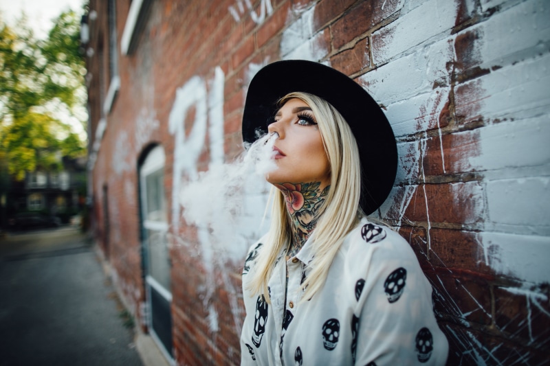 hairstyle, lifestyles, white, casual clothing, 5K, leisure activity, print, young adult, hair, smoke, black, beautiful woman, smoking, one person, Caucasian