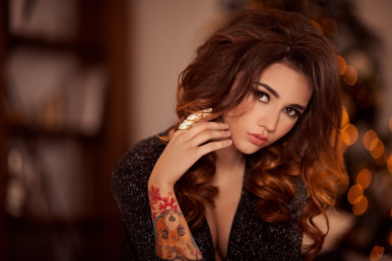 young women, beauty, hair, luxury, fashion, depth of field, clothing, indoors, adult, one person, beautiful woman, hand, tattoo, looking at camera, young adult