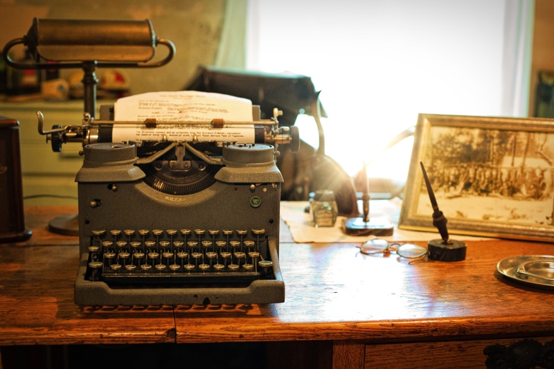 machinery, author, old, technology, no people, type writer, writer, sewing machine, retro styled, type, thread, equipment, wooden table, journalist, indoors