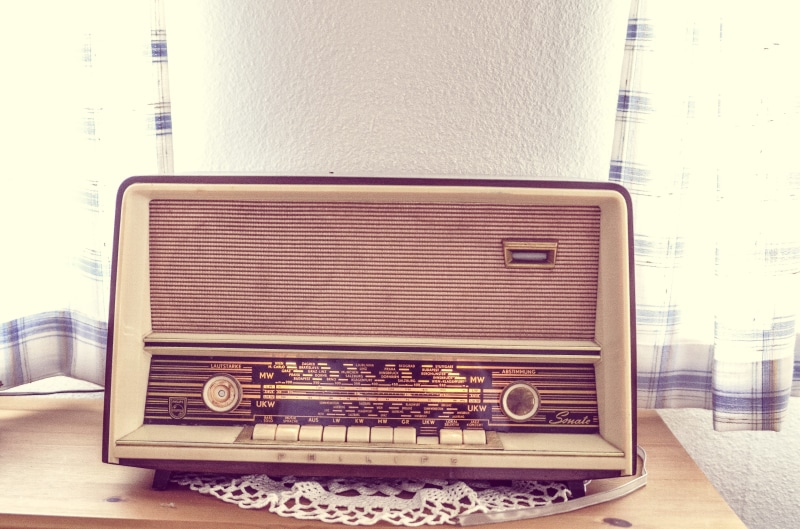 sound, technology, wooden table, 4K, wooden, music, man made object, communication, home interior, indoors, old-fashioned, day, radio, brown, white, old
