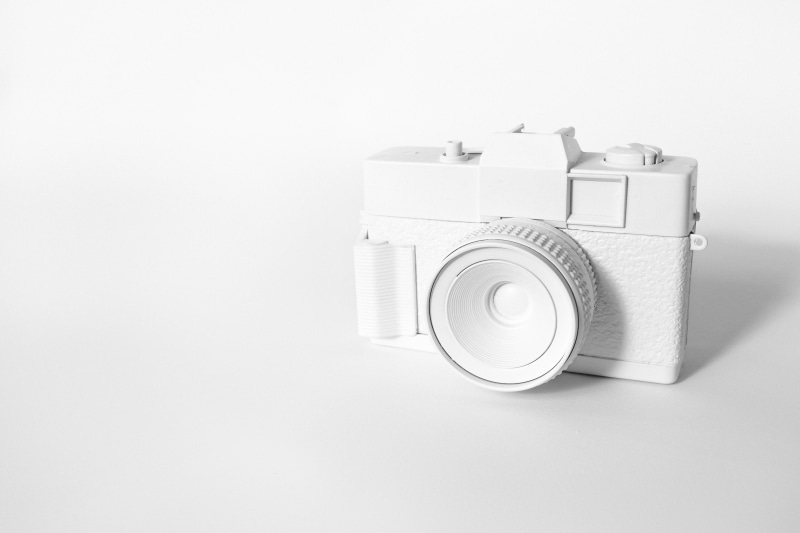 model, close-up, still life, white, no people, background, equipment, photography Themes, cut out, model figure, minimal, silver colored, Film camera, old-fashioned