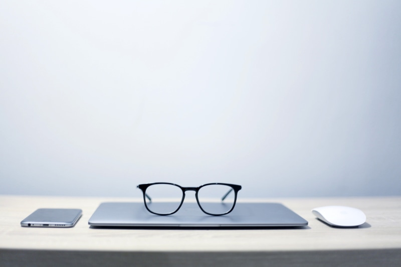 studio shot, laptop, smart phone, copy space, business, wireless technology, 4K, fashion, office, technology, equipment, portable information device, Glasses