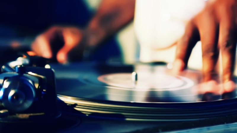 arts culture and entertainment, Brian Dessert, nightlife, mixing, scratching, human body part, playing, DJ, drum and bass, sound recording equipment, audio equipment