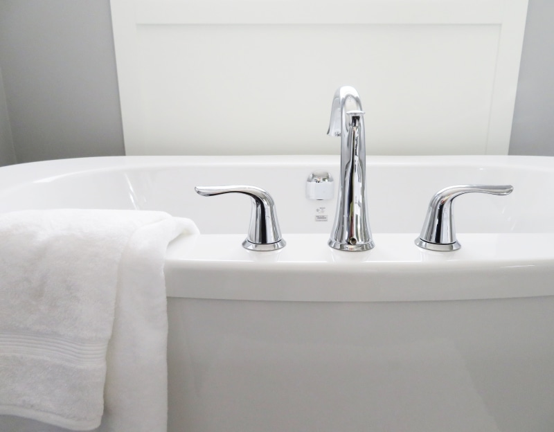 towel, wash, elegance, restroom, White, wealth, luxury, indoors, house, silver colored, 4K, sanitary, tile, bathroom, home, Bathtub, Tub, sink, bath, porcelain