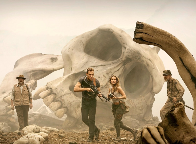 Godzila Kong, 1080P, rifle, John C. Reilly, M16, Legendary Pictures, Warner, woman, Sake, Godzila, Brie Larson, kong, Tom Hiddleston, Skull Island, katana