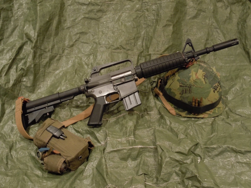 machine gun, indoors, aggression, ammunition, army soldier, weapon, high angle view, day, M16, military, assault, government, clothing, army, 1080P, rifle