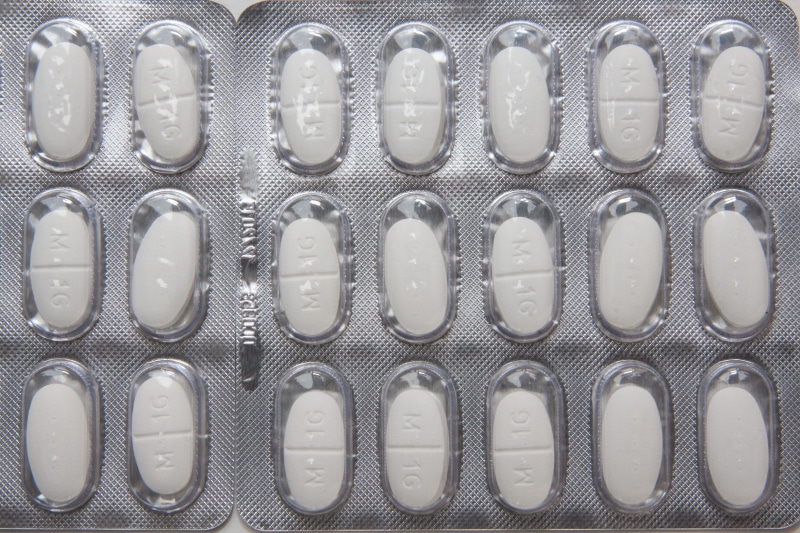 still life, in a row, backgrounds, health check, full frame, pills, bless you, structure, silver colored, arrangement, tablets, healthcare and medicine