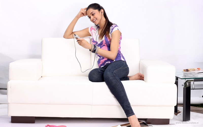 wireless technology, adult, beautiful woman, domestic room, lifestyles, full length, leisure activity, Deepika, Padukone, young women, casual clothing