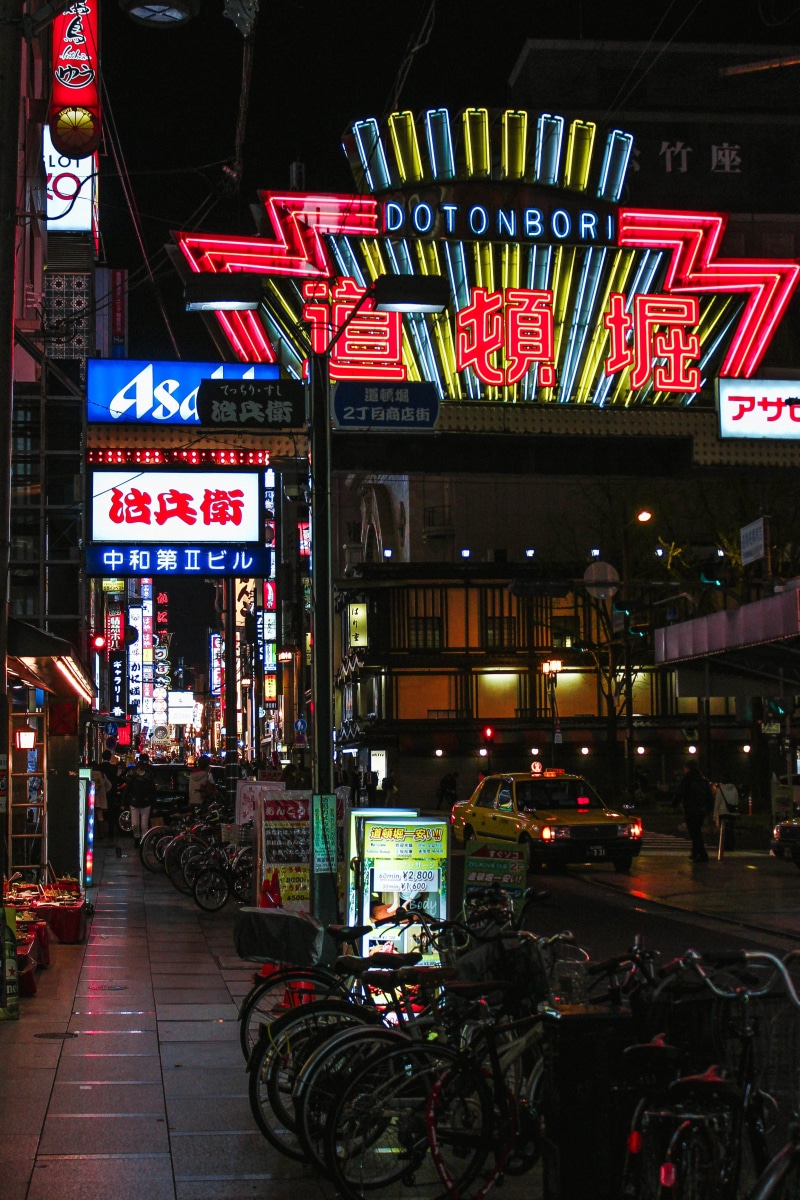 taxi, non-western script, sign, retail, transportation, neon signs, night, photo, 4K, lifestyle, building exterior, built structure, light, japan, person