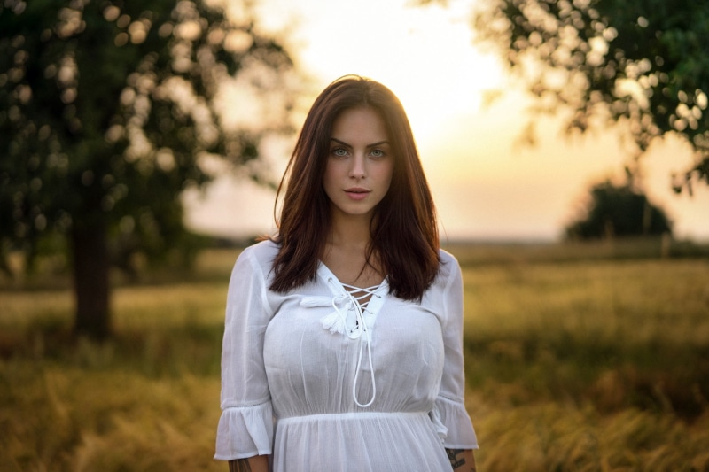 in white, brown hair, Martin Kühn, model, grass, makeup, field, 1080P, background, bokeh, Marlen Alvarez Valderrama, look, hairstyle, trees, beauty, Martin Kuhn