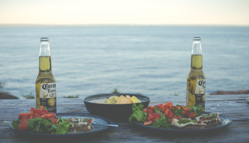 beer - Alcohol, backgrounds, table, alfresco, booze, drinking Glass, 5K, gourmet, healthy, seaside, drink, alcohol, bottle, ocean, no People, shore, salad