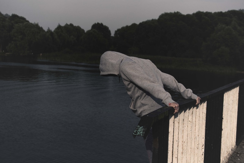 the lone, wood - material, samoubiistvo, treatment of drug addiction, alkogholik, gloomy, railings, addiction, metal, samoubiitsa, person, moody, tree