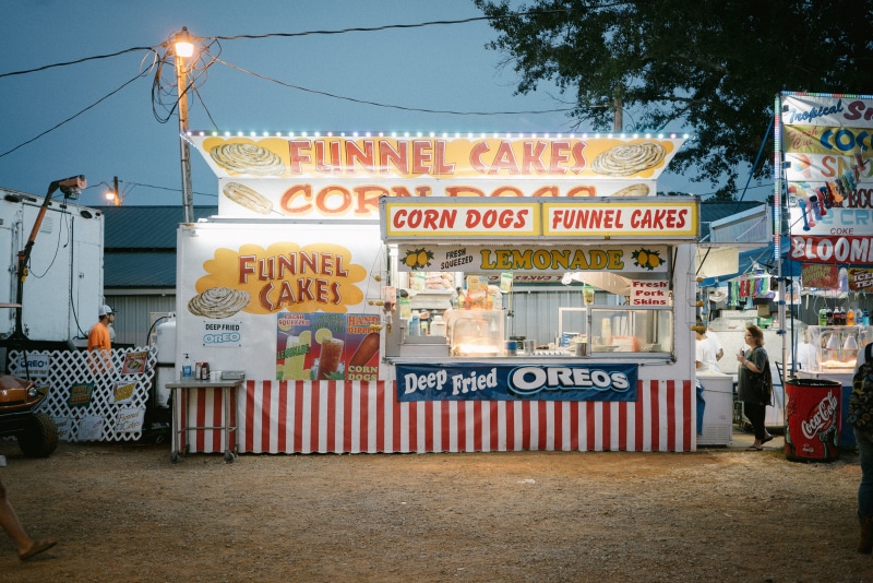 concession stand, communication, people, commercial sign, sign, storke, food and drink, funnel, night, western script, white, built structure, small business