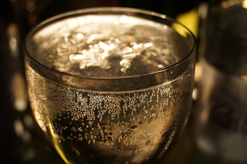 table, drink, lichtspiel, focus, shallow, reflection, alcohol, focus on foreground, drinking glass, benefit from, champagne glasses, food, 5K, photography