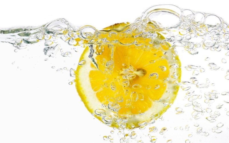 fruit, freshness, food, cut out, splashing, slice, drink, juice, indoors, segment, drop, juicy, water, white, studio Shot, close-up, healthy Eating, backgrounds