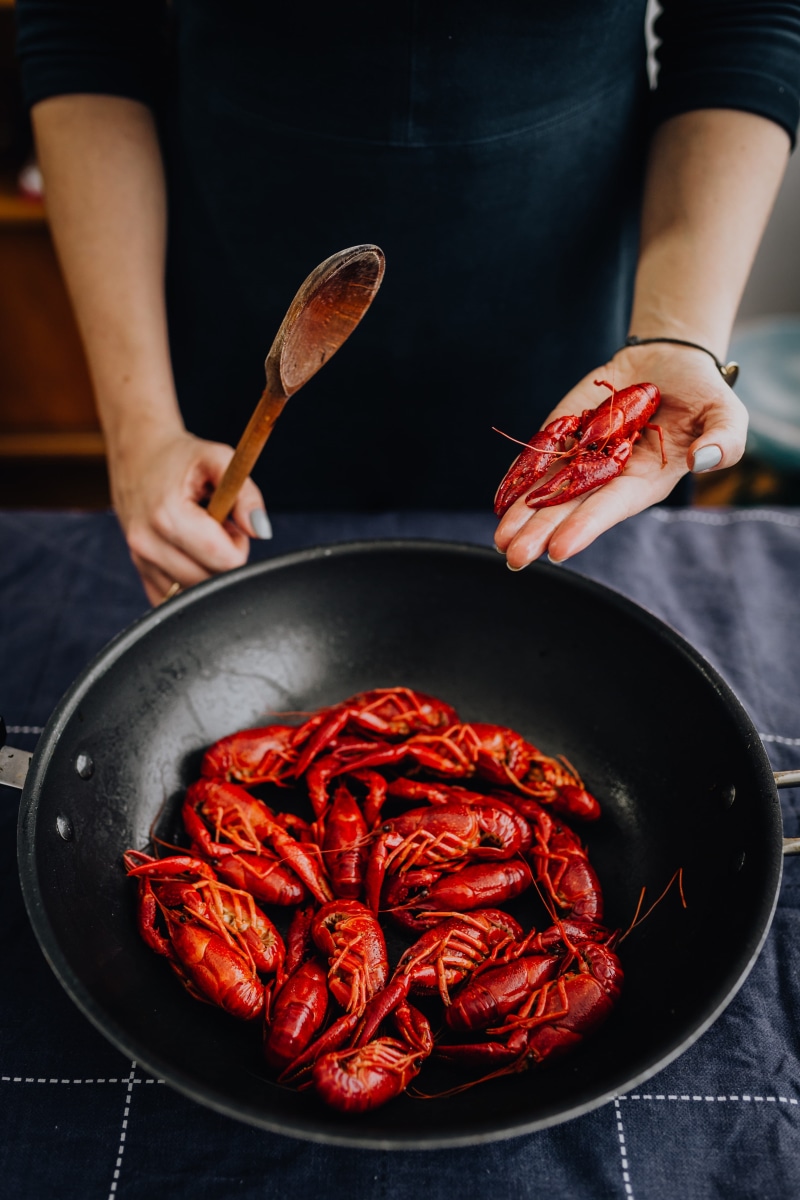 real people, freshness, food and drink, healthy eating, dinner, animal, boiled, human hand, human body part, crayfish, indoors, household equipment, preparing food