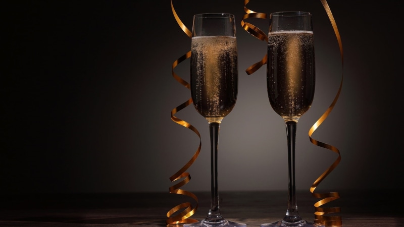 bar, beverage, alcoholic, household equipment, two, elegance, close, bubbles, no people, champagne flute, new, glass, wine, bottle, cocktail, indoors, 1080P