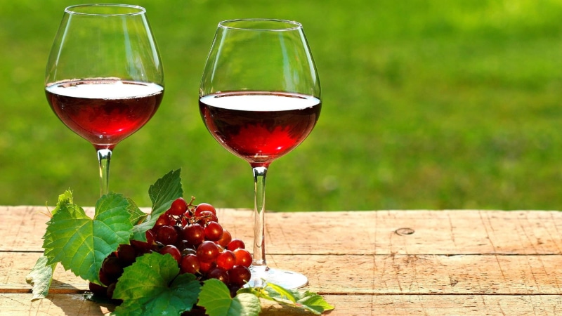 wood - material, grapes, drinking glass, winery, fruit, red, close-up, elegance, glasses, glass, liquid, refreshment, romantic, focus on foreground, glassware