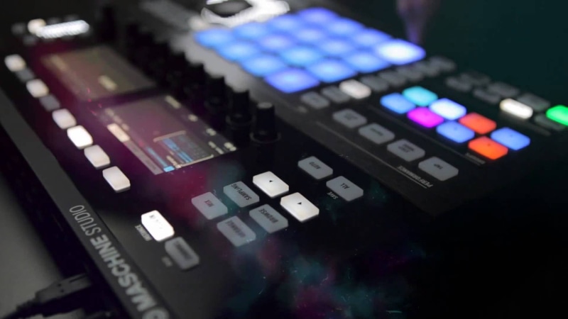 1080P, indoors, black background, music, television set, arts culture and entertainment, producer, native, broadcasting, sound recording equipment, television industry