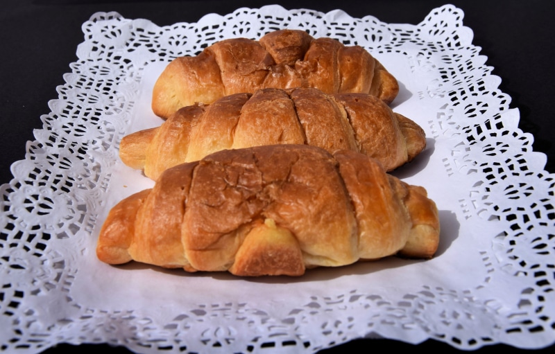indulgence, offer, tray, close-up, desired, studio shot, brown, baked, soft, white, half moon, 5K, bread, breakfast, caprice, freshness, still life, food