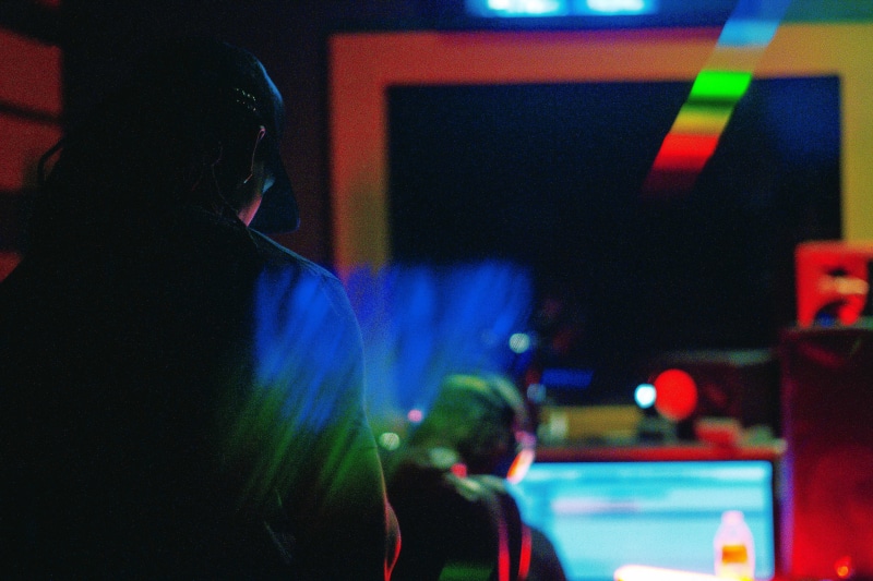 nightlife, 5K, computer, film, blur, music, bokeh, woman, grating, pro tool, spectroscopy, dark, city Life, urban Scene, men, holographic, diffraction