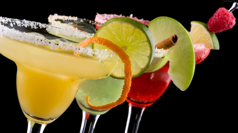 strawberries, apple, food, gin, 4K, garnish, rum, no people, tropical drink, fruit, household equipment, cocktails, refreshment, citrus fruit, glass, small group of objects