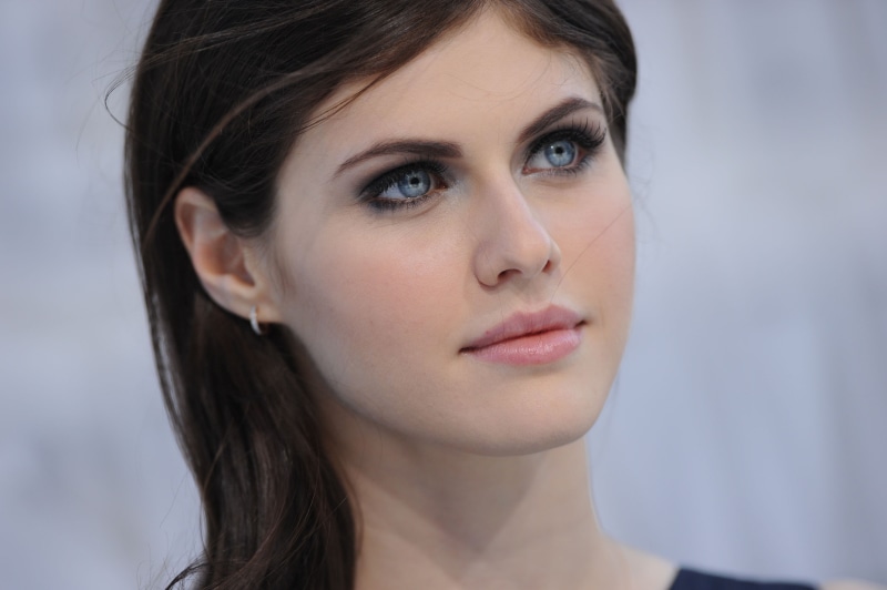 women, simple background, blue eyes, Alexandra Daddario, portrait, 2K, face, brunette