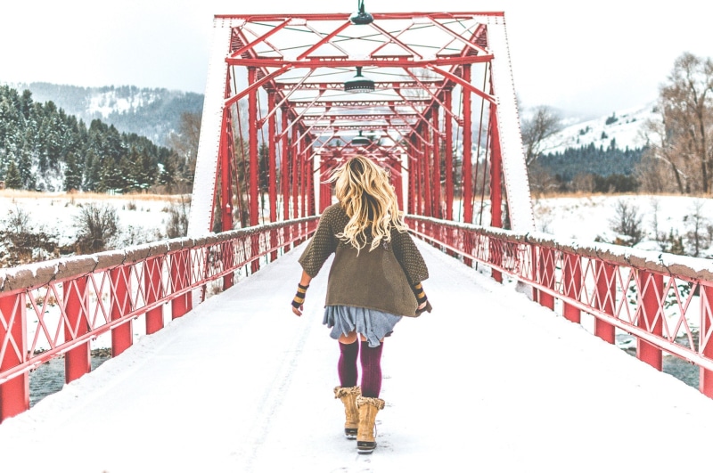 leisure activity, knee-highs, women, adult, real people, mountain, snow, connection, rear view, nature, women outdoors, one person, 1080P, winter, warm clothing