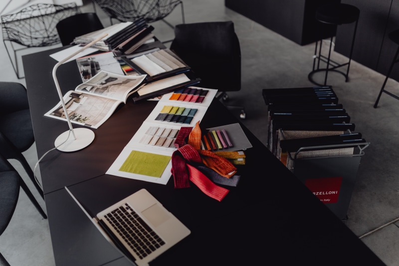 furniture, connection, no people, home decor, workplace, still life, workspace, communication, 5K, mobile phone, indoors, music, keyboard, multi colored