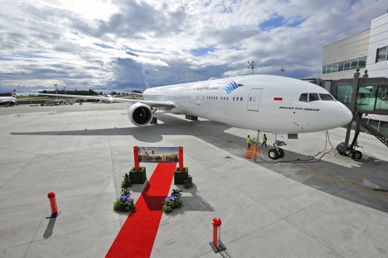 apron, standing, weather, track, nature, mode of transportation, connection, clouds, the plane, white, preparation, cloud - sky, airliner, red, engine