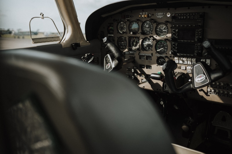 piper arrow, dashboard, travel, car, land vehicle, avionic, fly, day, aircraft, plane, selective focus, mode of transportation, air vehicle, piper, interior