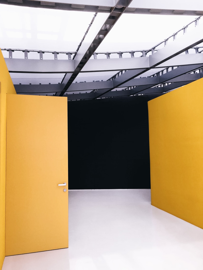 door, white, wall - Building Feature, office, corridor, dor, indoors, 4K, minima, room, flooring, inside Of, bright, design, skylight, black and yellow