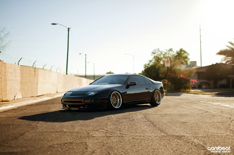 built structure, Japanese cars, architecture, outdoors, 1080P, sky, JDM, city, building exterior, day, sunlight, road, transportation, motor vehicle, mode of transportation