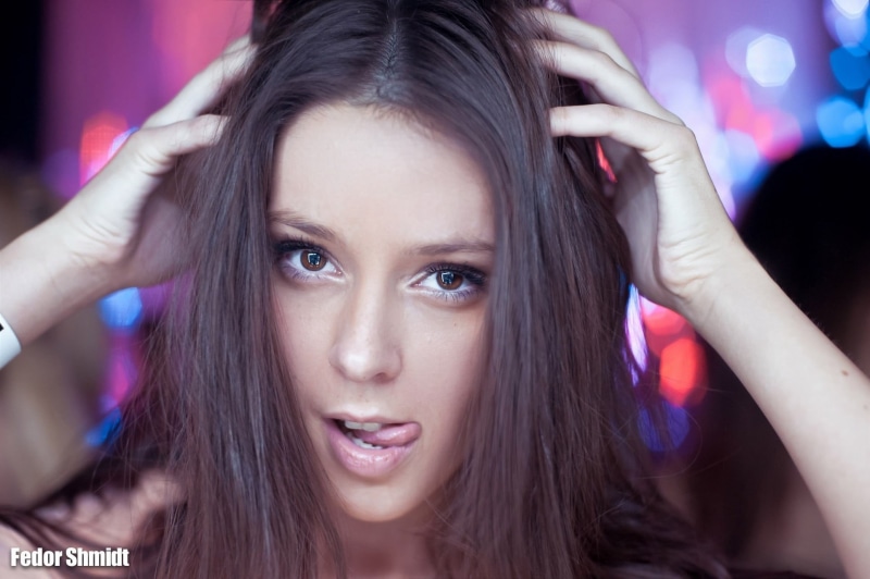fashion, headshot, beautiful people, hand raised, brown hair, hairstyle, body part, human limb, front view, 1080P, face, adult, hand, human face, beauty