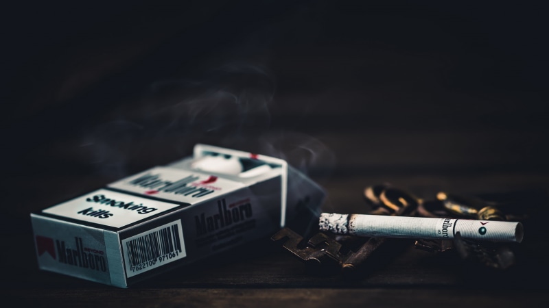 cigarette, 2K, selective focus, marlboro, connection, indoors, communication, still life, smoking issues, Smoking kills, close-up, risk, equipment, box
