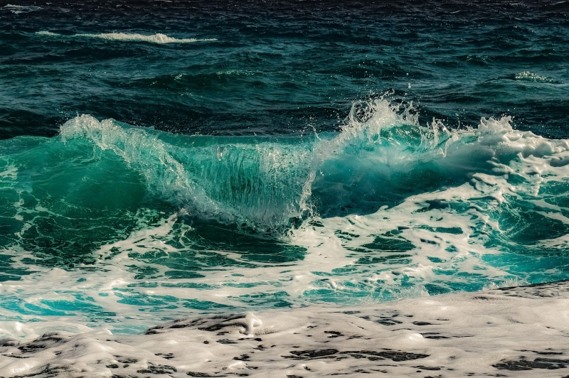 seashore, 2K, surf, outdoors, crashing, waterfront, turquoise colored, daytime, spectacular, sport, foam, land, motion, power, beauty in nature, ocean