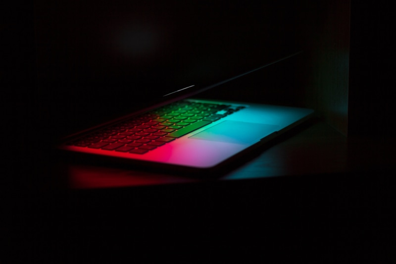 mac, studio shot, computer, light beam, 5K, apple, internet, science, refraction, red, laptop, light - natural phenomenon, dark, illuminated, green, technology