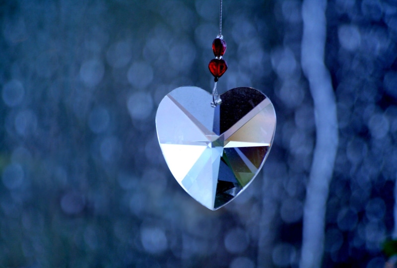 gemstone, focus on foreground, red, shaped, wealth, hanging, reflection, luxury, colored, shine, design, grey, mirror, pendant, streaks, heart shape, close-up
