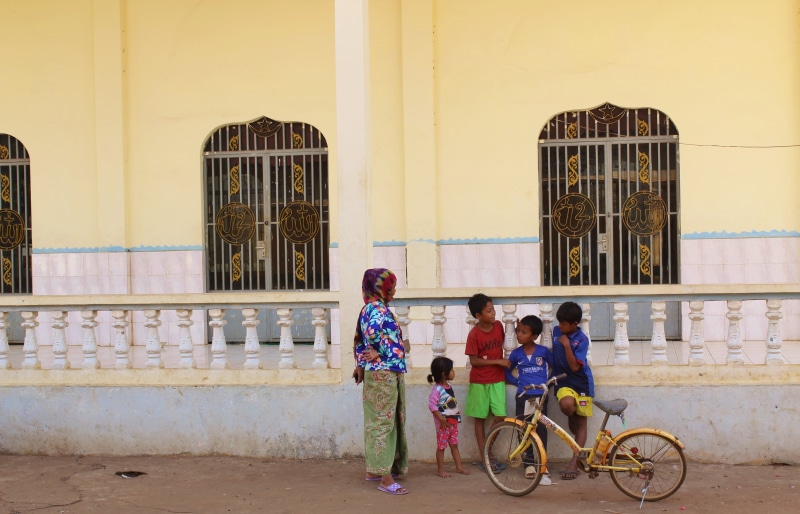 building, adult, child, bicycle, mosque, pray, togetherness, people, men, lifestyles, women, real people, tessellation, 5K, building exterior, sanctuary