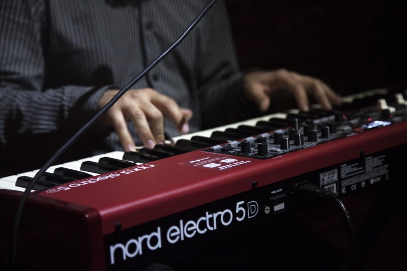 artist, nord, person, d, 4K, maroon, one person, young adult, human body part, men, keyboard instrument, close-up, arts culture and entertainment, indoors