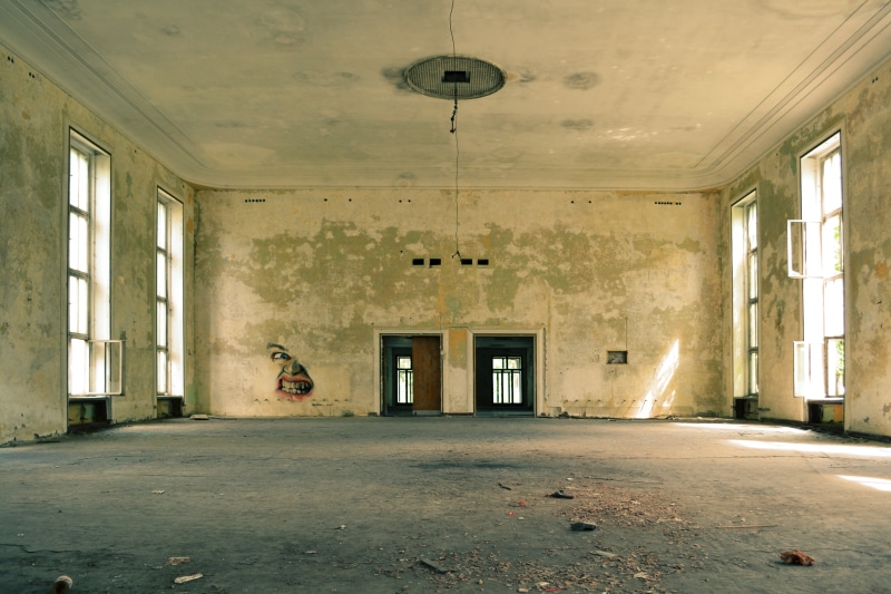 walls, entrance, architectural column, ceiling, history, abandoned, 4K, window, house, no people, day, built structure, absence, interior, run-down, room