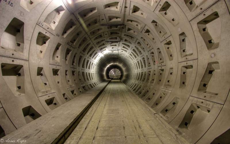 vanishing point, geometric shape, built structure, indoors, pattern, design, building, ceiling, hallway, directly below, 1080P, diminishing perspective