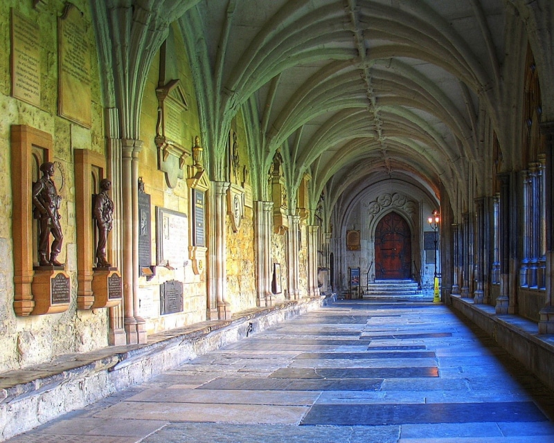 720P, Westminster, hallway